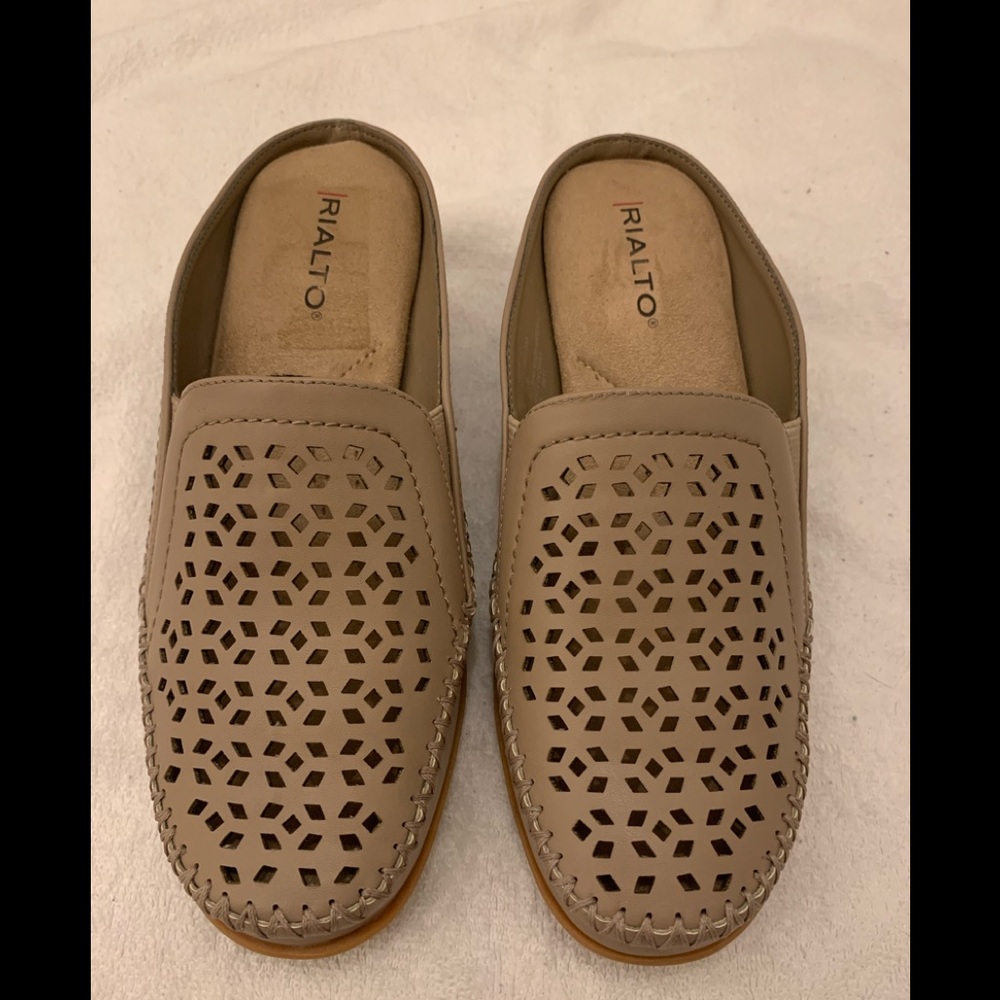 Rialto Womens Beige Slip on Shoes/Clogs Size 7.5